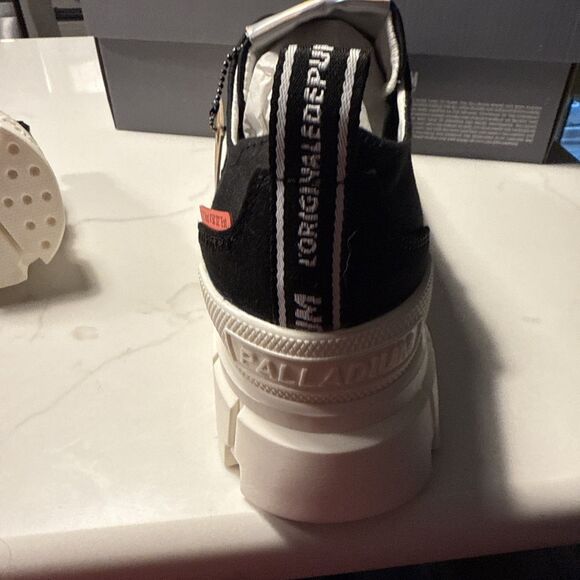 Palladium Revolt Lo TX Shoes Womens Size 10 Black/Marshmallow Platform New - Picture 9 of 11